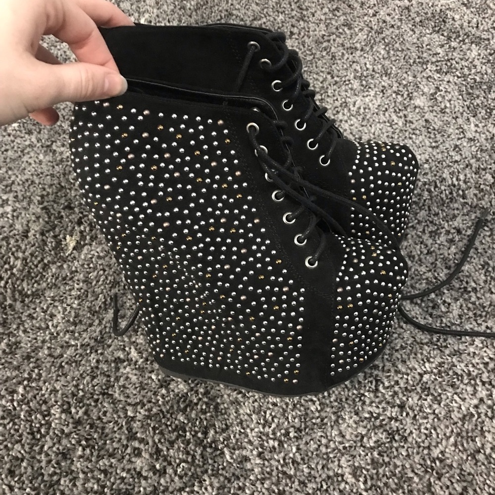 Studded platform wedges